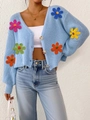 Dettaglio ricami floreali 3D su cardigan in maglia celeste con scollo a V e bottoni - S / Celeste