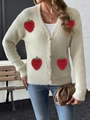Dettaglio del cardigan in finto visone con ricamo fragola 3D e bottoni di perle - Taglia S / Top / Albicocca