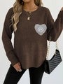 Detalle de jersey de punto café oscuro con parche de corazón en encaje blanco y cuello - Café