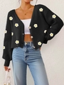 Detail der 3D-Häkel-Gänseblümchen an einer schwarzen, locker gestrickten Damen-Strickjacke - S / Oberteile / Schwarz