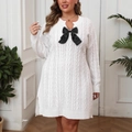 Abito in maglia a trecce bianco con un grande fiocco nero decorativo sullo scollo - 0XL / Bianco (Fiocco Nero)