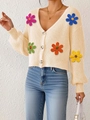 Dettaglio cardigan in maglia beige con scollo a V, fiori 3D e bottoni di perle - S / Albicocca