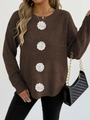 Détail d'appliqués de fleurs 3D sur un pull en maille marron à manches longues femme - Café
