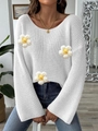 Dettaglio di fiori all'uncinetto 3D su un maglione lavorato a maglia bianco da donna - S / Bianco