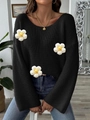 Dettaglio ravvicinato di un maglione in maglia nera con fiori a margherita in rilievo 3D - S / Nero