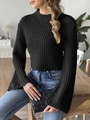 Détail du pull court noir en grosse maille avec manches cloche et col montant chic - S / Noir