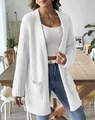 Dettaglio di un cardigan bianco in maglia con tasche in un interno luminoso - Taglia S / Top / Bianco