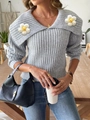 Primer plano de un suéter gris de punto grueso con cuello grande y detalles de margaritas - S / Gris Mezcla