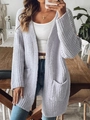 Gros plan sur le gilet en grosse maille lilas avec deux poches et texture douillette - S / Gris