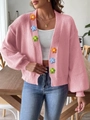 Detalle de flores de punto 3D de colores en una chaqueta de punto rosa con frente abierto - S / Rosa