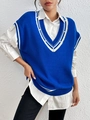 Detail van gebreid vest met V-hals, witte strepen en decoratieve parelversiering - Blauw