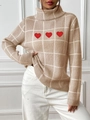 Dettaglio del ricamo a cuore e trama a quadri sul maglione kaki a collo alto - S / Cachi