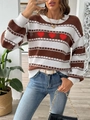Détail d'un pull rayé pour femme avec broderies de cœurs rouges et texture en maille - S / Café (3 Cœurs)