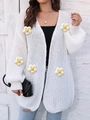 Détail de la maille épaisse d'un gilet blanc orné d'applications de broderies florales 3D - Taille unique / Blanc