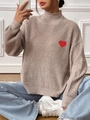 Jersey de punto para mujer en color avena con parche de corazón rojo y cuello alto - S / Albaricoque