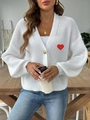 Dettaglio del ricamo a cuore e della trama in maglia traforata sul cardigan bianco - Taglia S / Top / Bianco