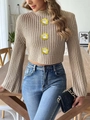 Détail du tricot d'un pull court beige avec fleurs en 3D perlées et manches évasées - S / Style Tournesol Kaki