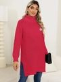 Detail van rozerode dikke gebreide trui met zijsplit en gehaakt bloemaccent voor dames - S / Rood-Paars (Paars bloemdecoratie)