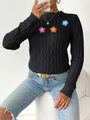 Detalle de jersey de punto trenzado negro con parches de flores de ganchillo hechos a mano - S / Negro