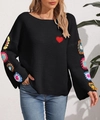 Dettaglio di ricamo floreale all'uncinetto colorato e toppa cuore rosso su maglia nera - S / Nero (Cuore)
