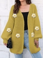Détails du gilet moutarde en grosse maille avec broderies de marguerites blanches en relief - Taille unique / Vert Moutarde