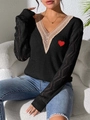 Nahaufnahme von schwarzem V-Ausschnitt Strickpullover mit beiger Spitze und Herz-Stickerei - S / Schwarz