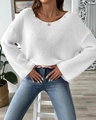 Detail van een witte grofgebreide trui met elegante parels aan de halslijn versierd - S / Wit