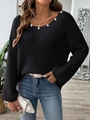 Detail van zwarte off-shoulder trui met elegante parels en een gebreide textuur - S / Zwart
