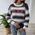 Pull en maille rayé noir et blanc pour femmes avec trois broderies de cœurs rouges - S / Noir (3 Cœurs)