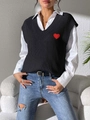 Detalle del chaleco de punto negro con cuello en V y bordado de corazón rojo con textura - Tops / Talla única / Negro