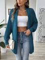 Detail eines pfauenblauen Strick-Cardigans mit breiter Rippstruktur und offener Vorderseite - Einheitsgröße / Oberteile / Pfauenblau