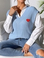 Detalle de chaleco de punto azul claro con cuello en V y parche de corazón rojo bordado - Tops / Talla única / Azul