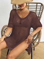 Détail du cache-maillot au crochet marron foncé avec texture en maille ajourée sur mannequin - Taille unique / Café