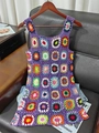 Dettaglio della maglia all'uncinetto colorata con motivo granny square su top viola - Viola