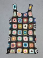 Dettaglio del motivo granny square lavorato a mano su un abito da spiaggia nero - Nero