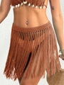 Detail van handgehaakte rok met franjes en bohemien haltertop met schelpen - Bruin