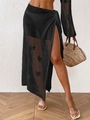 Détail de la jupe de plage au crochet noir avec motifs de cœurs et lien à la taille - Taille unique / Noir