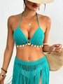 Detailansicht des handgehäkelten Bikinis in Seegrün mit echten weißen Muschelfransen - Einheitsgröße / Oberteile / Grün