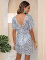 Detailansicht weißes Strandkleid mit Pünktchenmuster, tiefem V-Rücken und Boho-Schmuck - S / Oberteil Und Unterteil / Schwarz