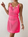 Dettaglio dell'abito a uncinetto rosa neon con margherite bianche e trama a maglia fitta - Rosso rosa