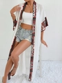 Détail des imprimés floraux bohèmes sur un long cardigan de plage blanc anti-soleil - Taille unique / Hauts / Blanc