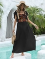 Detailaufnahme des schwarzen Boho-Kleids mit bunten Häkelblumen und weichen Rüschenärmeln - Schwarz