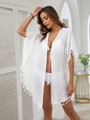 Detail van een witte strand-cover-up met franjes en hol uitgesneden haakwerk - Eén maat / Wit