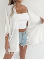 Dettaglio del copricostume in chiffon bianco con eleganti nappe su orlo e maniche - S / Bianco
