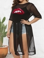 Detail von roten Pailletten-Lippen auf schwarzem Mesh-T-Shirt mit Seitenschlitzen - 1XL / Schwarz (Rote Lippe)