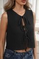 Primo piano del top nero in maglia a costine con tre fiocchi frontali e design a traforo - S / Nero