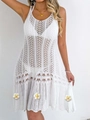 Dettaglio del vestito all'uncinetto bianco traforato con scollo all'americana e ricami - Taglia S / Top E Pantaloni / Bianco