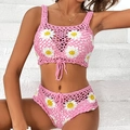 Dettaglio del bikini rosa all'uncinetto con margherite bianche e trama lavorata a maglia - Rosa