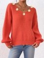 Détail d'un pull orange à col en V avec des appliques de marguerites faites à la main - S / Orange