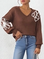Détail de broderie fleurs 3D blanches sur les manches du pull marron à col en V - S / café
